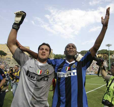 山本由伸在 2023 年底以 12 年 3.25 亿美元加盟道奇，创下大联盟投手最高薪纪录