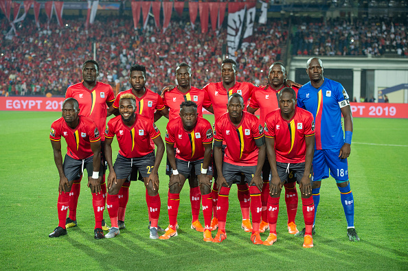 每体：部分法兰克福球迷在诺坎普闹事，向巴萨球迷投掷照明弹