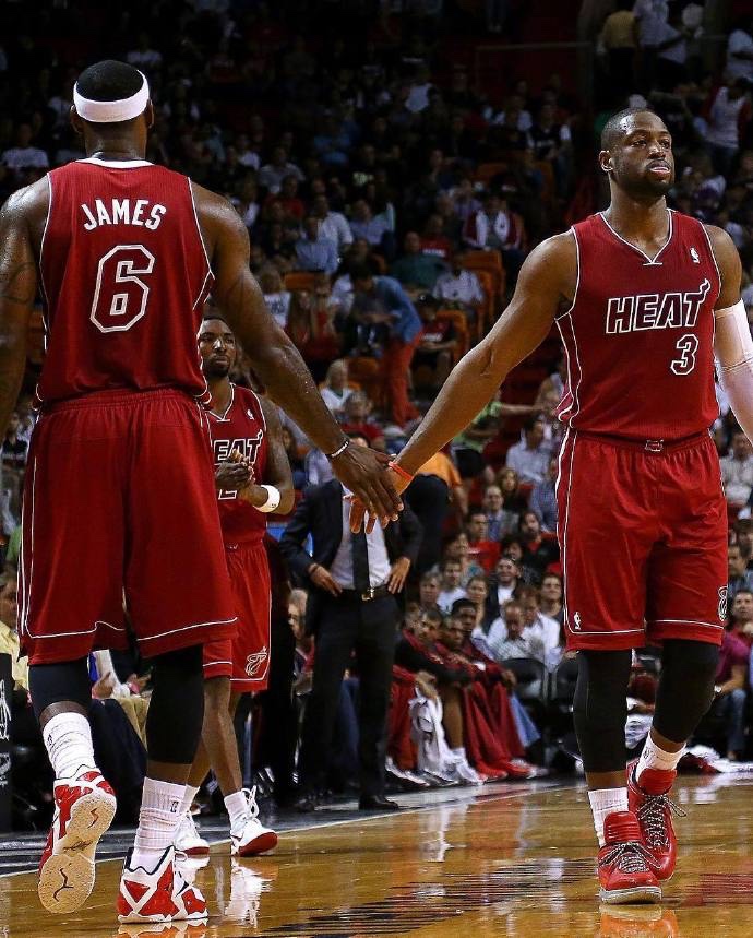 本菲卡客场2-0阿贾克斯，萨穆埃尔-达尔、巴雷罗建功